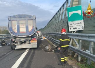 Grave incidente in autostrada in A12 fra tre mezzi: un ferito