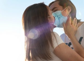 Multa salata per un bacio in strada: “Non rispettavano le regole anti-Covid”
