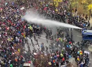 Scontri a Berlino, negazionisti in piazza contro le politiche anti-Covid
