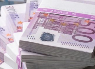 Bonus natalizio, Conte vuole erogare 500 euro per i cassaintegrati. Il Governo si oppone