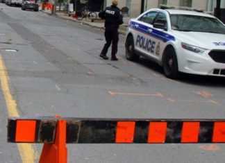 Canada, uomo in abiti medievali accoltella passanti