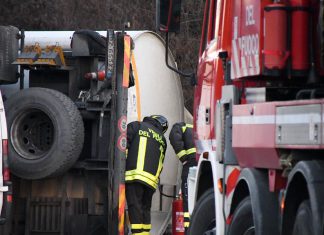 Firenze, autostrada chiusa: si è ribaltata una cisterna di gasolio