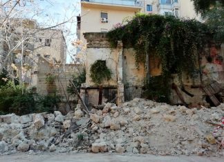 Palermo, crolla il muro di una casa abbandonata. 6 auto danneggiate