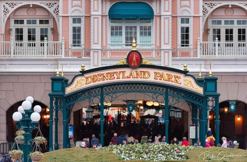 Ingresso del parco con insegna "Disneyland Park".