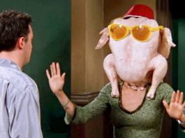 Courteney Cox rispolvera l’iconico tacchino di “Friends”: l’esilarante video Courteney Cox, episodio 8 stagione 5 di "Friends" - Photo Credits: BadTaste.it