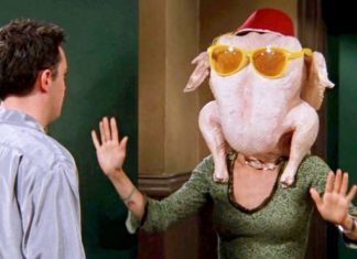 Courteney Cox rispolvera l’iconico tacchino di “Friends”: l’esilarante video Courteney Cox, episodio 8 stagione 5 di "Friends" - Photo Credits: BadTaste.it