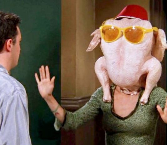 Courteney Cox rispolvera l’iconico tacchino di “Friends”: l’esilarante video Courteney Cox, episodio 8 stagione 5 di "Friends" - Photo Credits: BadTaste.it