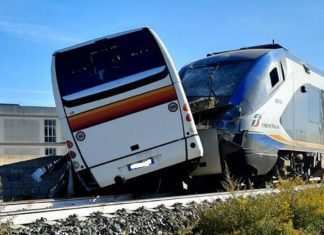 Un treno investe un autobus a Vittoria