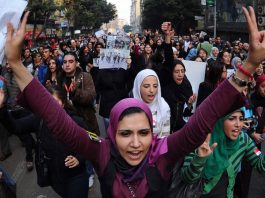 Iran: Yasmin e Monireh i fiori calpestati Manifestazione Iran - photo credits: web