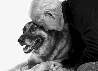 USA, il presidente Joe Biden si frattura il piede mentre gioca con il cane