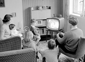 “The Crooked Circle”: il primo incontro tra cinema e televisione Famiglia che guarda la tv - Photo Credits:crono.news