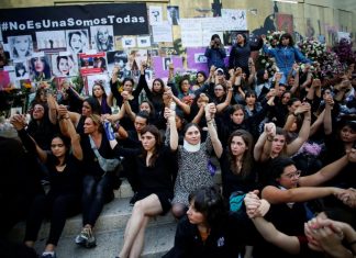 Messico, la polizia spara sulla folla durante la manifestazione contro i femminicidi