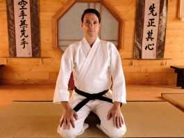 Perché YouTube ha abbandonato il business dei contenuti originali Ralph Macchio in Cobra Kai - Photo Credits: Rolling Stone