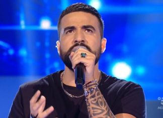 Selvaggio ad “All Together Now”, cantando contro il pregiudizio selvaggio all together now - photo credits immagine Mediaset
