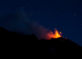 Stromboli, paura nella notte: forti esplosioni e boati sul vulcano