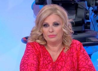 Tina Cipollari, il commovente saluto alla dama Maria S Tina Cipollari il saluto di Maria S - immagine Mediaset
