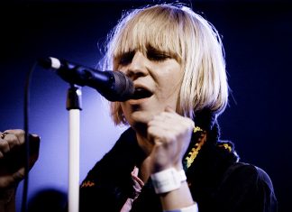 Santa’s Coming For Us, l’arrivo del Natale cantato da Sia Santa's Coming For Us - Ph © Kris Krug