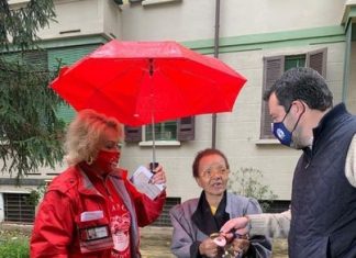 Gaffe di Salvini sulla beneficienza social: “È mia madre, non una clochard”