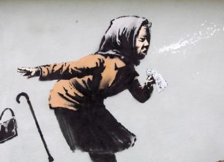 Nuovo murale di Banksy a Bristol: “Una nonna ai tempi del Covid”