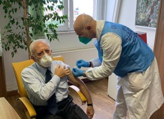 De Luca si vaccina ed è polemica, De Magistris: “Abuso di potere” De Luca si vaccina contro il Covid