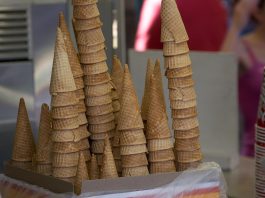 La vera storia del cono gelato Una pila di coni - PhotoCredit: © it.wikipedia.org