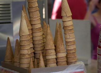 La vera storia del cono gelato Una pila di coni - PhotoCredit: © it.wikipedia.org