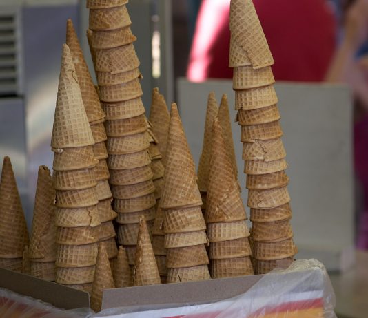 La vera storia del cono gelato Una pila di coni - PhotoCredit: © it.wikipedia.org
