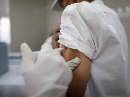 Coronavirus, vaccino in Gran Bretagna: ferma la somministrazione agli allergici