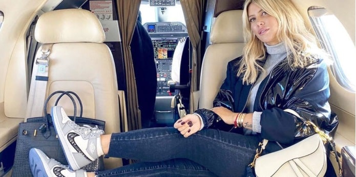 Wanda Nara  in uno scatto su un aereo privato - credit: velvet style
