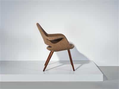 Immagine della sedia "Organic Chair" di Eero Saarinen  photo credit: dorotheum.com