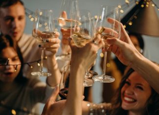 Capodanno 2021, 5 idee outfit per festeggiare in casa credit donnad