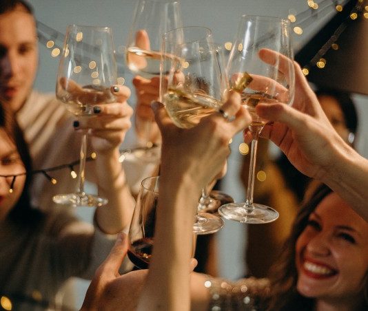 Capodanno 2021, 5 idee outfit per festeggiare in casa credit donnad