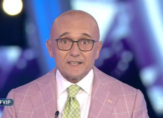 Bomba lanciata da Signorini contro Andrea Zelletta: “Chi se ne frega della fidanzata..”
