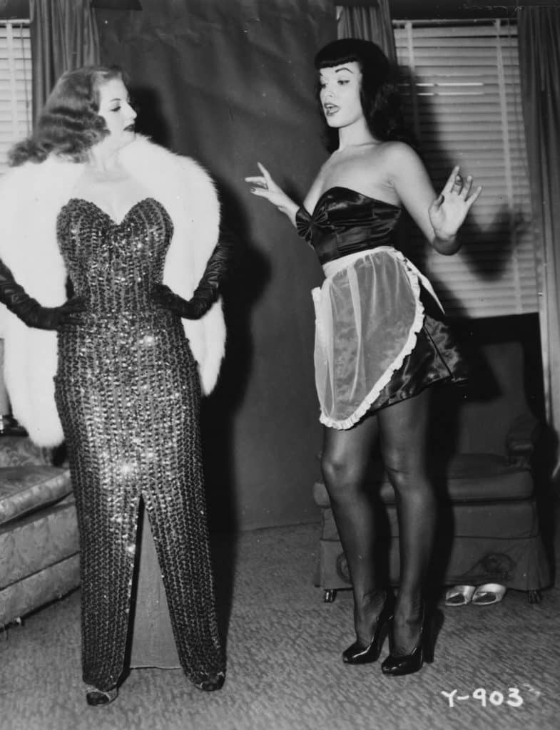 Betty Page, a destra - photo credits: sito web Vintage everyday
