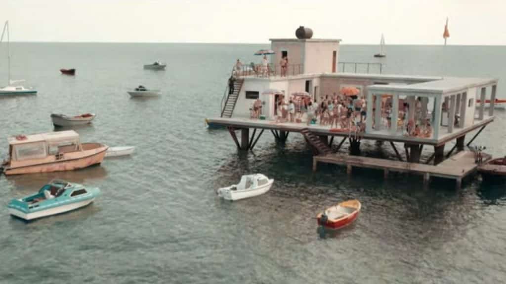 L'isola nel film "L'incredibile storia dell'Isola delle Rose" di Sydney Sibilia - Photo Credits: Blog ScreenWEEK.it
