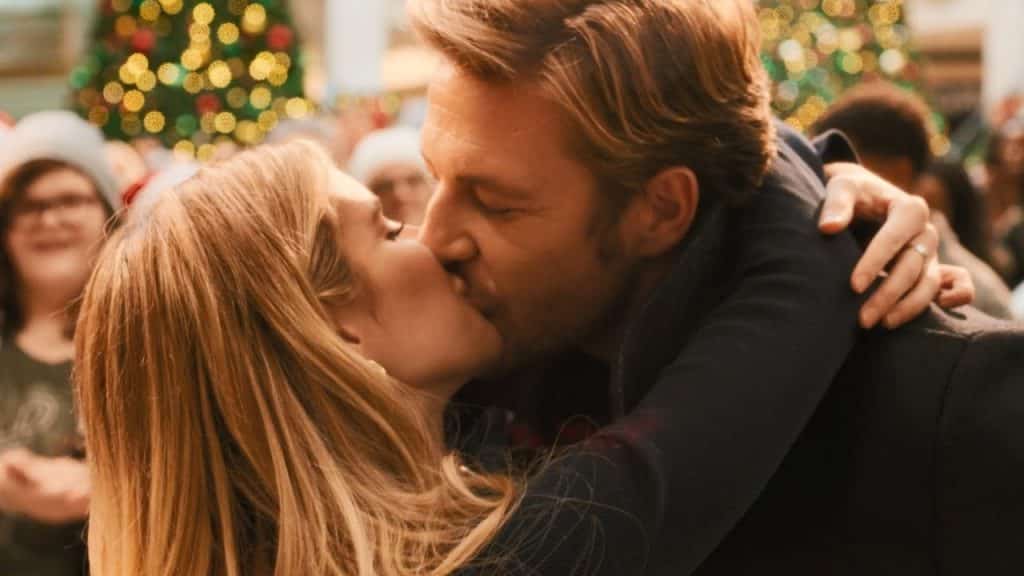 Luke Bracey e Emma Roberts in "Holidate" - Photo Credits: Youtube