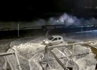 Napoli, gravi danni provocati dalla mareggiata: “Vogliamo lo stato di calamità”