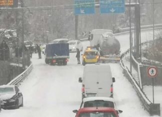 Liguria, aggiornamenti maltempo: la neve blocca i mezzi pesanti in autostrada, treni cancellati