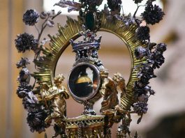 Napoli, il sangue di San Gennaro non si scioglie. Nuovo tentativo alle 18.30