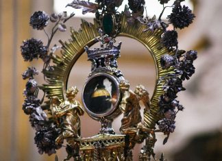 Napoli, il sangue di San Gennaro non si scioglie. Nuovo tentativo alle 18.30