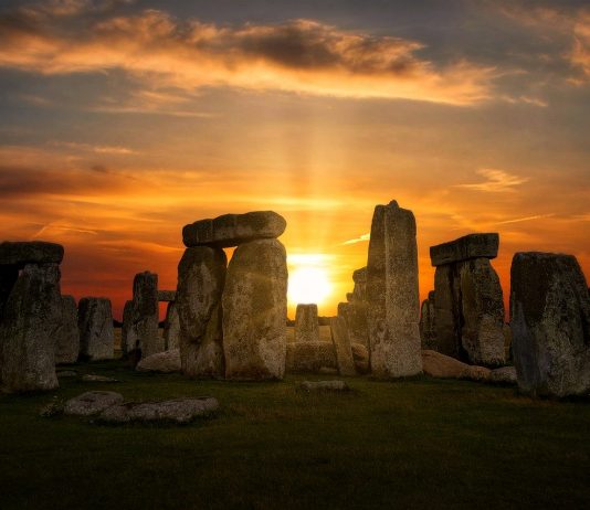 Il solstizio d’inverno e la notte più lunga dell’anno Solstizio d'inverno, Stonehenge. Photo credits: Termometro politico
