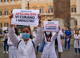 Il limbo degli specializzandi in Medicina: “Noi medici costretti a fuggire all’estero”