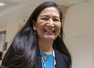 Debra Haalland: la voce dei nativi americani al Congresso USA