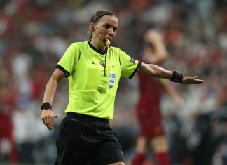 Stéphanie Frappart, la prima donna ad arbitrare una partita di Champions League