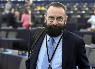 Scandalo a luci rosse a Bruxelles: eurodeputato sorpreso in un’orgia clandestina