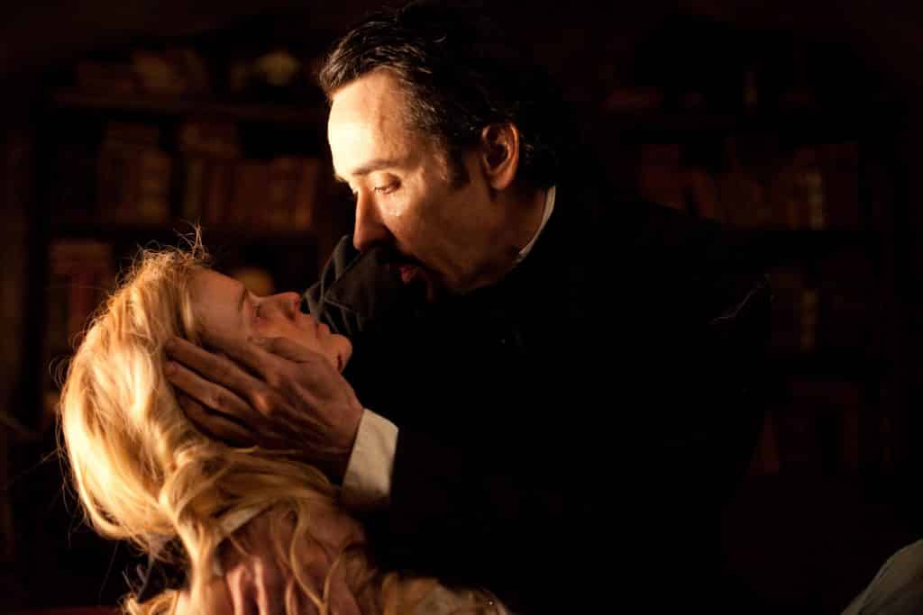 Stasera in tv - In The Raven, John Cusack interpreta il ruolo di Allan Poe- Photo Credits: studenthandouts.com