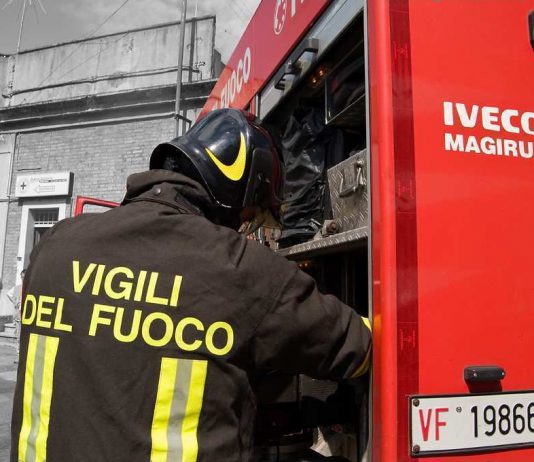 Castiglione Torinese, incendio causato dalle luminarie natalizie devasta una casa