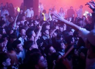 Wuhan, discoteche aperte e giovani senza mascherina: “Si torna alla normalità”