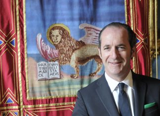 Veneto, Zaia firma l’ordinanza: scuole superiori chiuse fino al 31 gennaio Luca Zaia, chi è la moglie