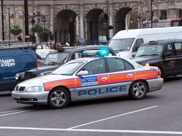 Regno Unito, viola lockdown per andare dalla fidanzata: arrestato nella doccia